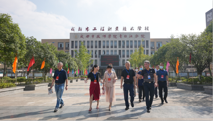 青白江区人大常委会视察组到我校调研