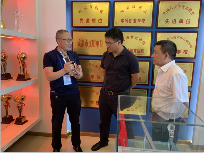 区教育局党组书记、局长鲁涛到我校调研