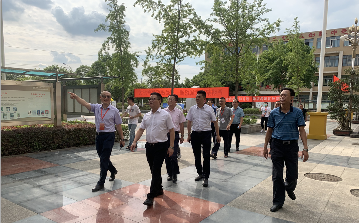 青白江区副区长杨军到我校检查中考考点准备工作