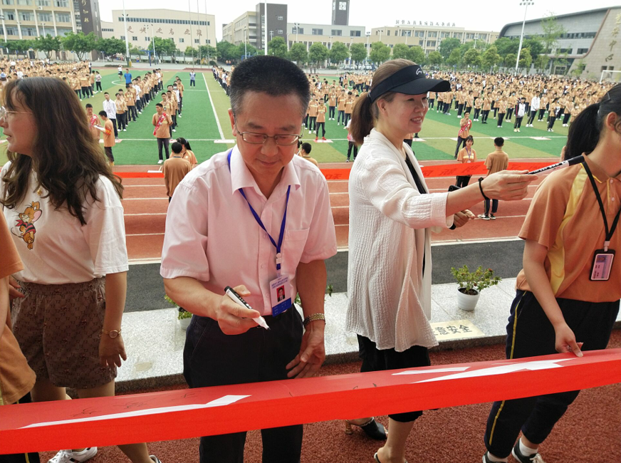 拒绝校园欺凌，共建和谐校园——我校举行拒绝校园欺凌集体签字仪式