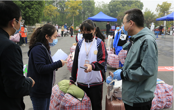 亲爱的同学们，欢迎返校回家——我校全体教师总动员迎接学生返校