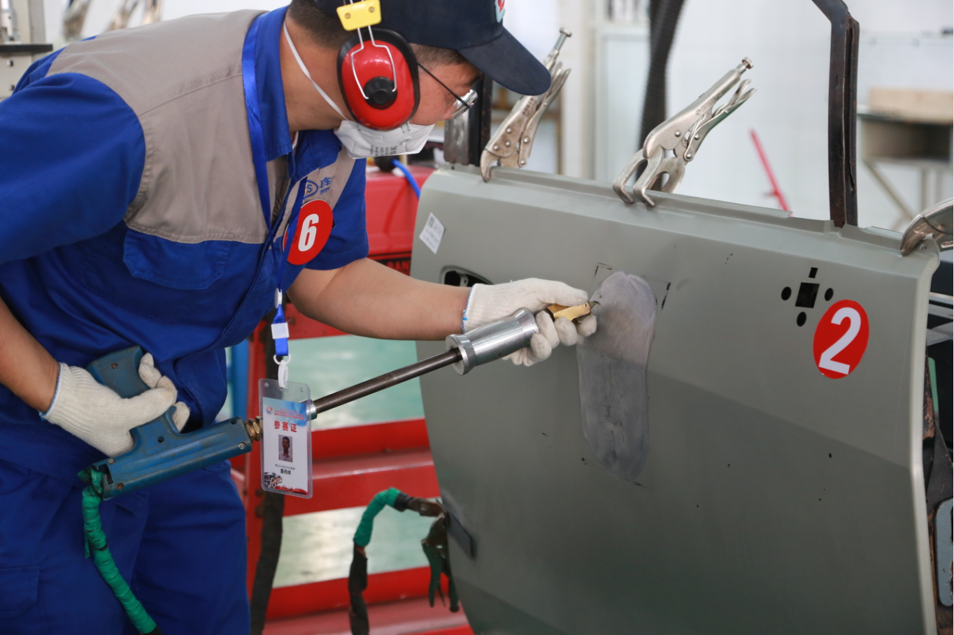 我校顺利承办成都市百万职工技能大赛暨青白江区和金牛区汽车维修区域联赛