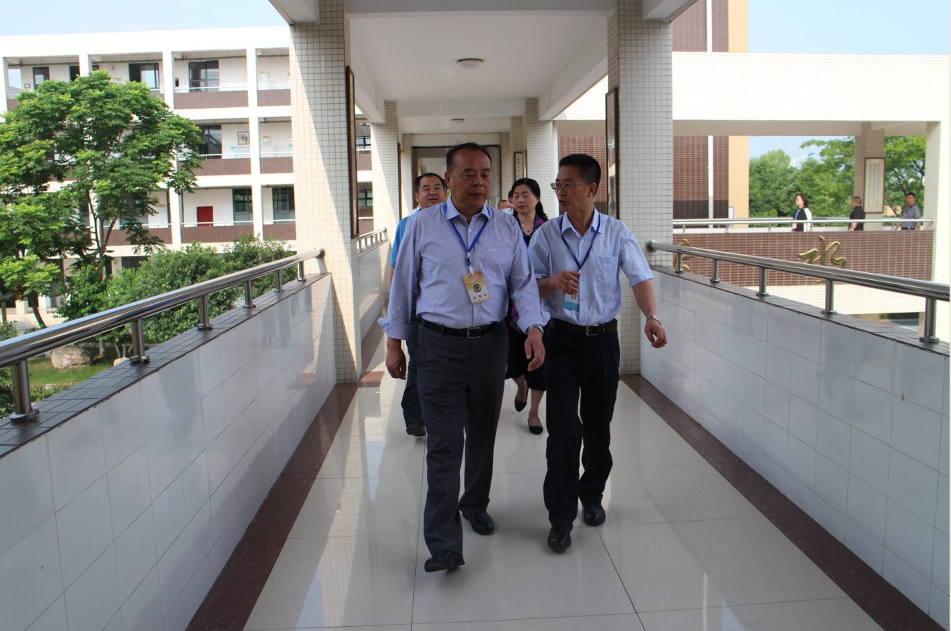区政协主席范维率队到我校视察