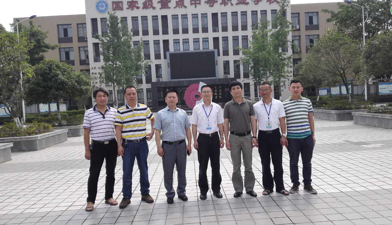 青白江区政法委领导到我校调研