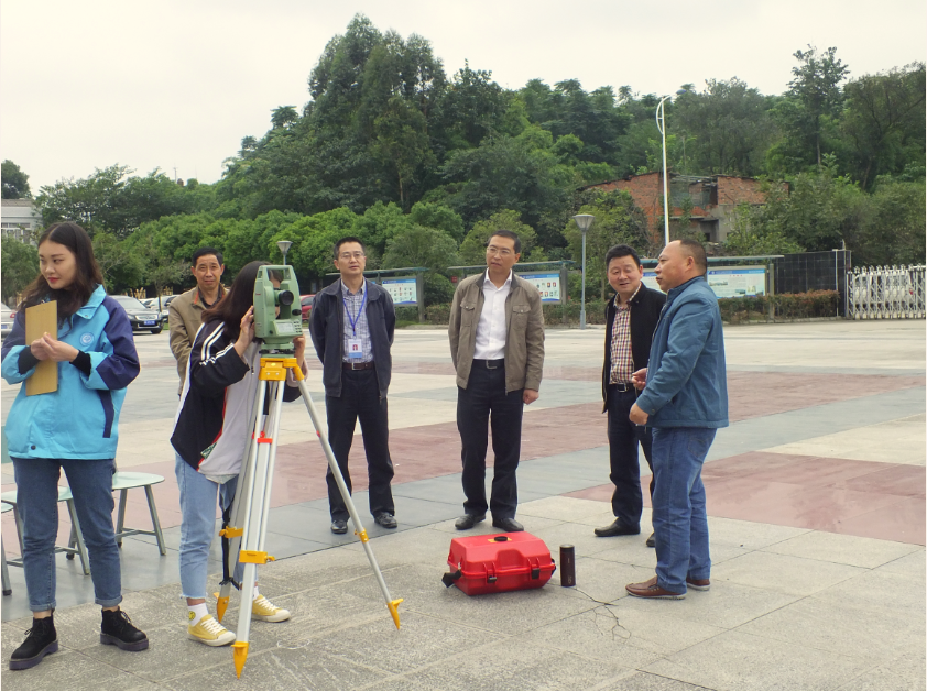 区教育局局长唐斌到成都市工程职业技术学校看望特教学生