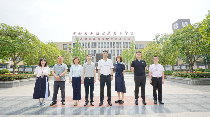 成都市民宗局副局长江东到学校调研民族团结工作