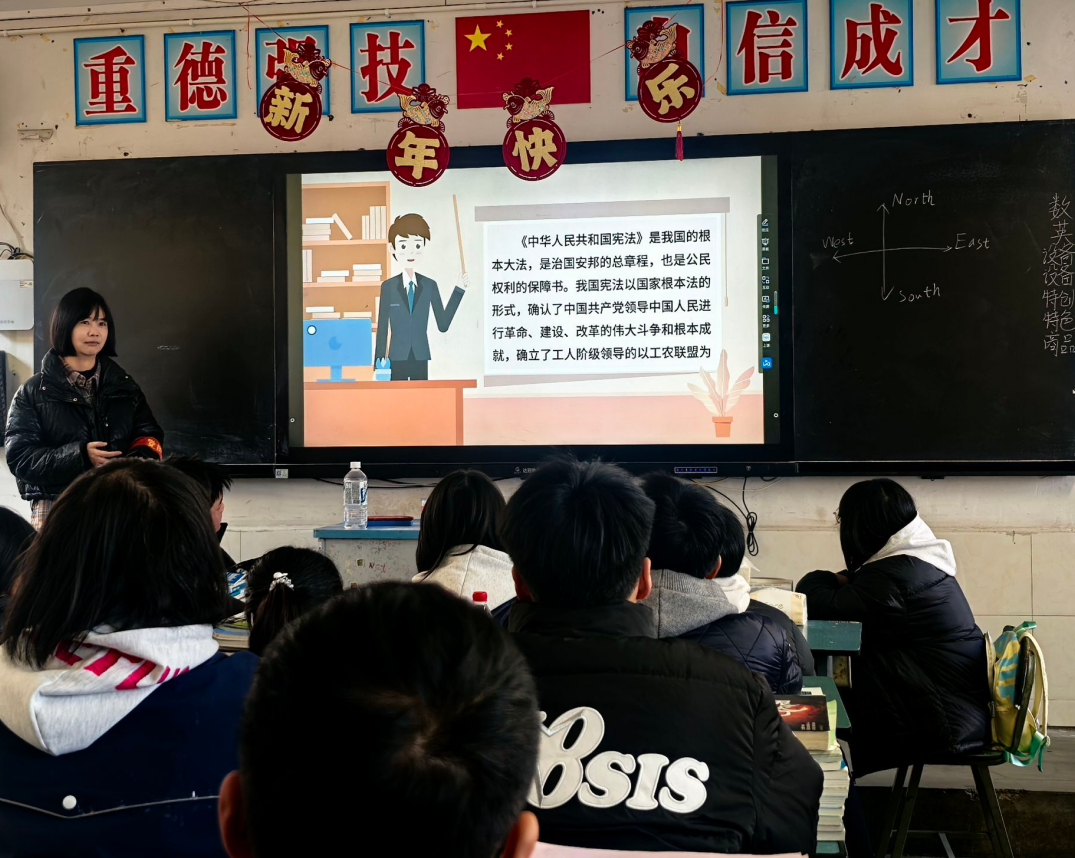 法律进校园   党员在行动